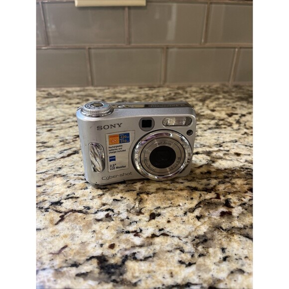 Sony Cyber-shot DSC-S90 4.1MP Digital CameraSilver - Tested & WORKING - READ!